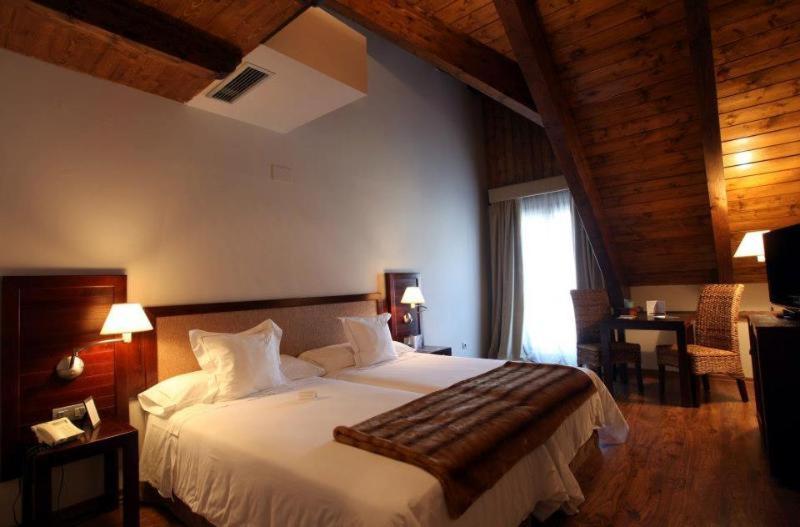 Отель Abadia Del Pirineo Трамакастилья-де-Тена Номер фото
