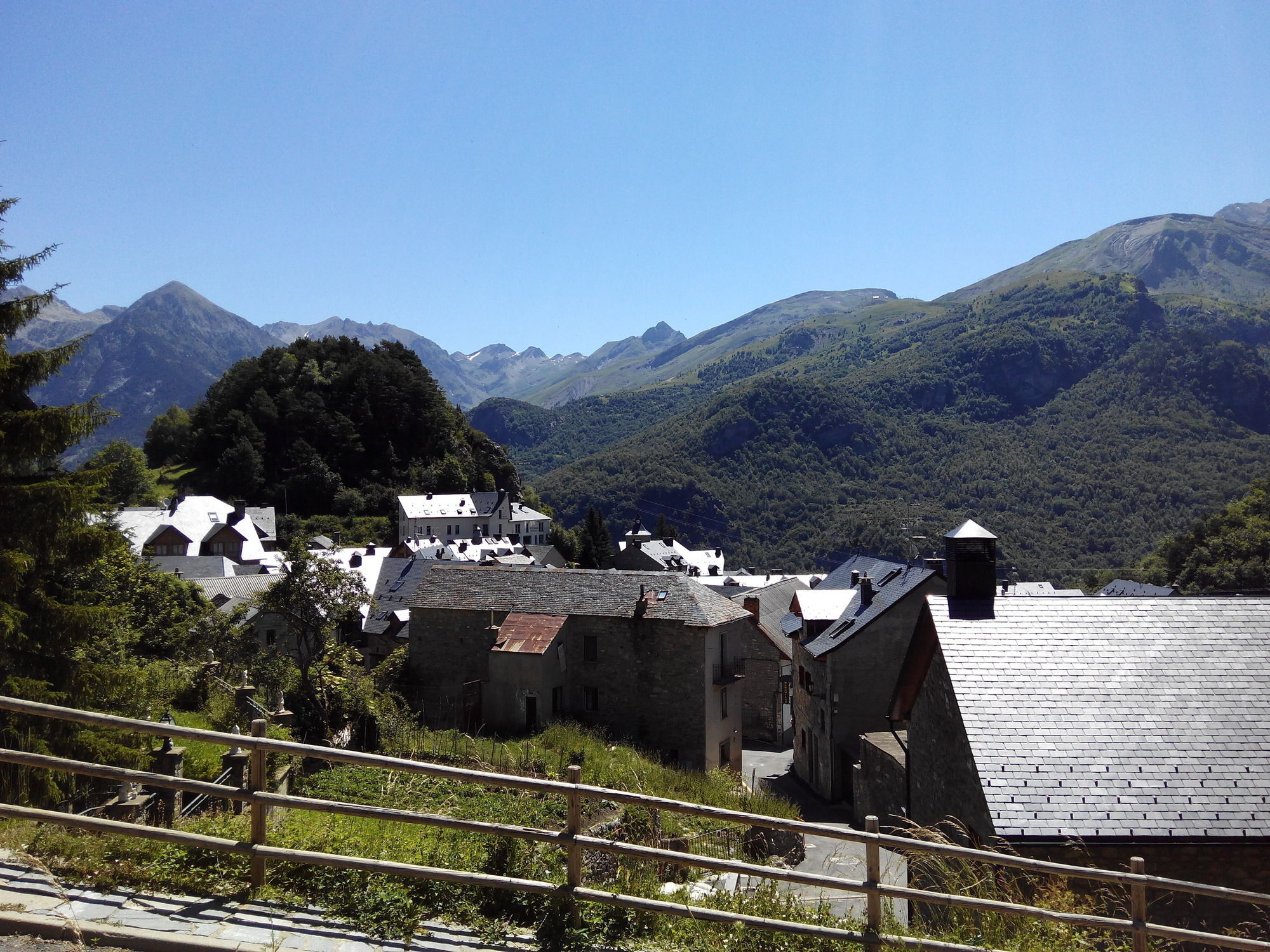 Отель Abadia Del Pirineo Трамакастилья-де-Тена Экстерьер фото
